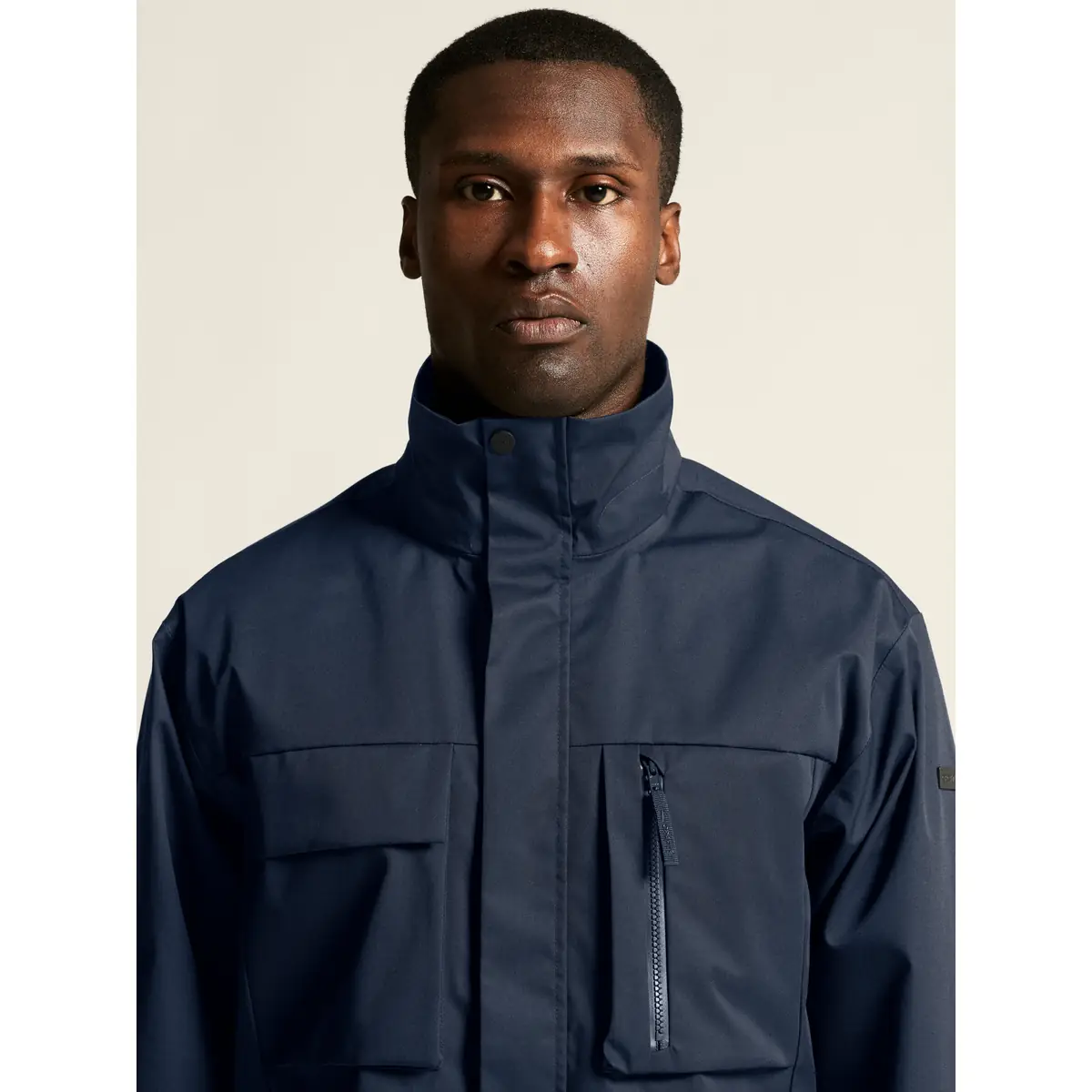 Chaqueta hombre CRAFT URBAN JACKET 1916379 20 Chaqueta hombre CRAFT URBAN JACKET 1916379, Blaze, con modelo, detalle frontal de cuello y pecho