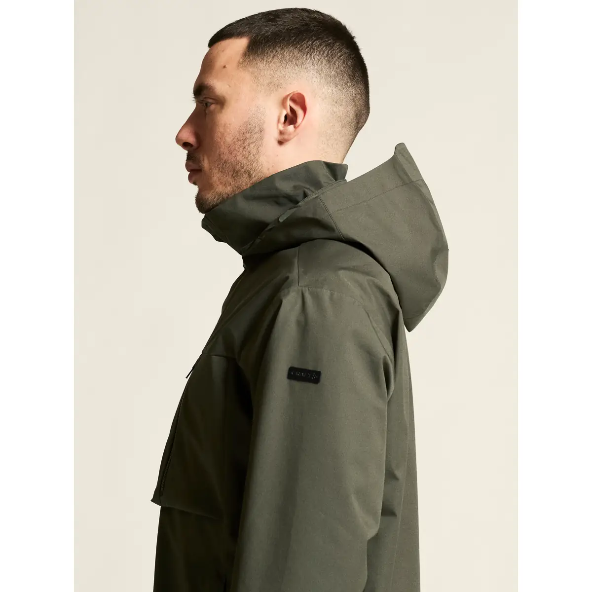 Chaqueta hombre CRAFT URBAN JACKET 1916379 23 Chaqueta hombre CRAFT URBAN JACKET 1916379, Chimera, con modelo, detalle lateral de cuello y hombros