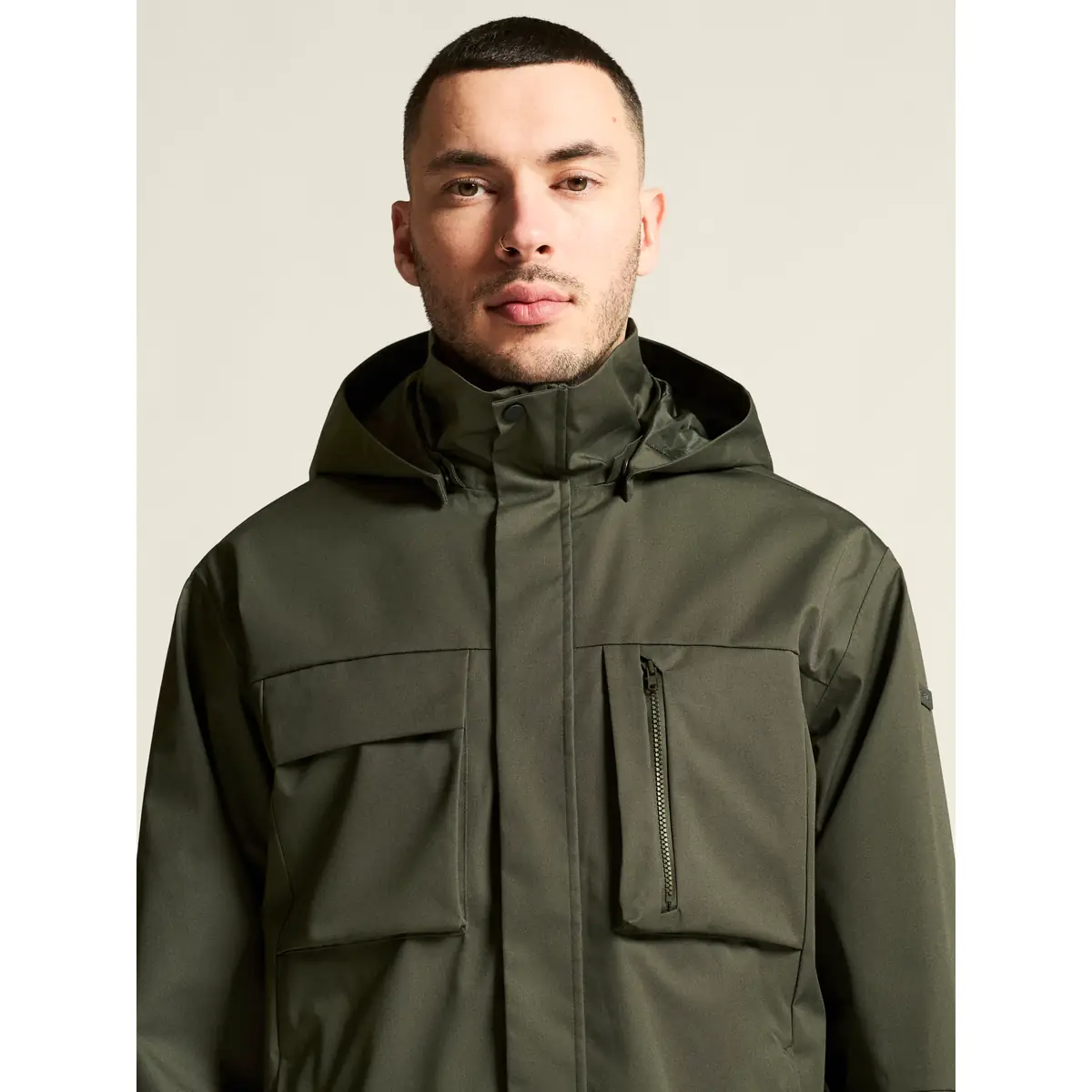 Chaqueta hombre CRAFT URBAN JACKET 1916379 27 Chaqueta hombre CRAFT URBAN JACKET 1916379, Chimera, con modelo, detalle frontal de cuello y pecho