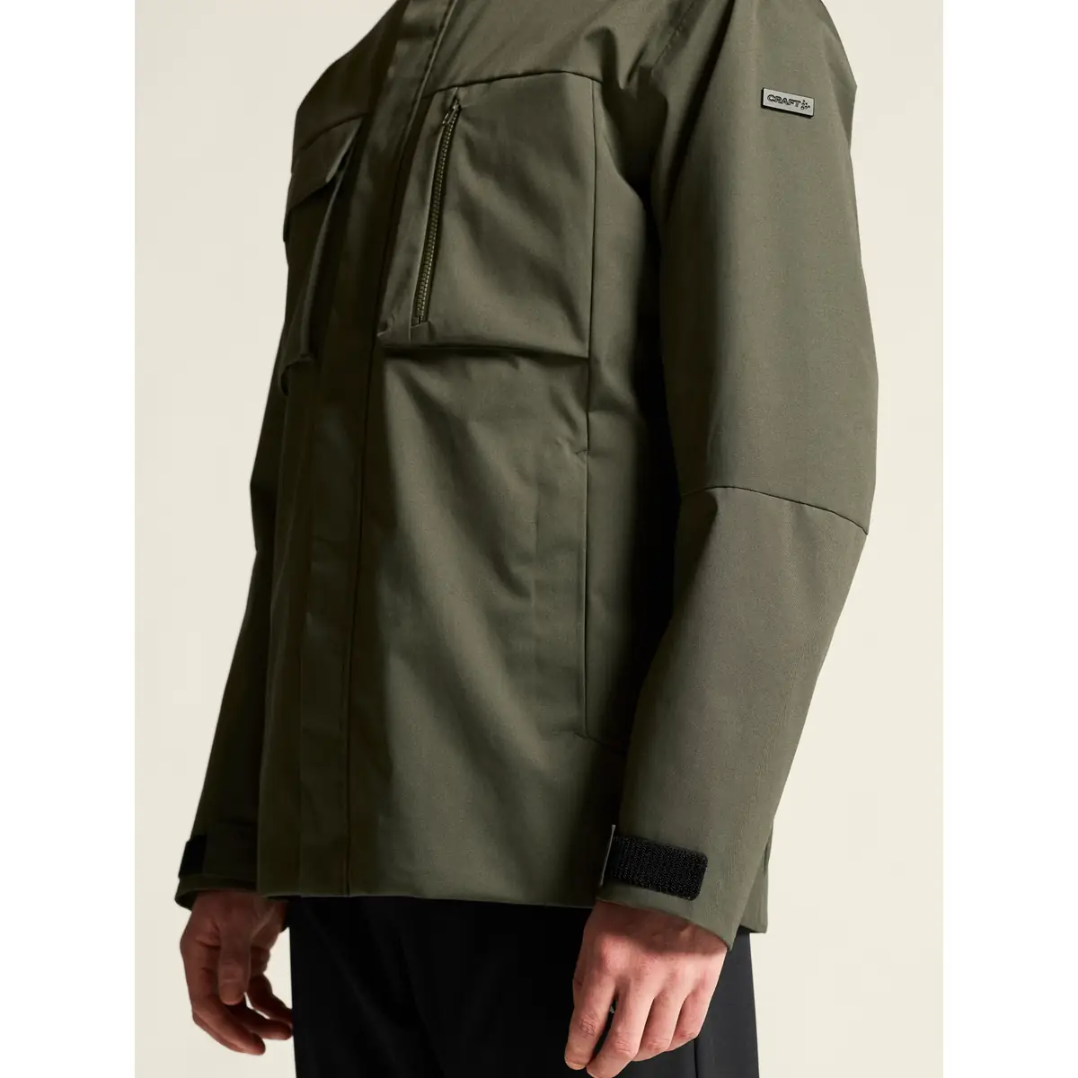 Chaqueta hombre CRAFT URBAN JACKET 1916379 28 Chaqueta hombre CRAFT URBAN JACKET 1916379, Chimera, con modelo, detalle de bolsillo y manga