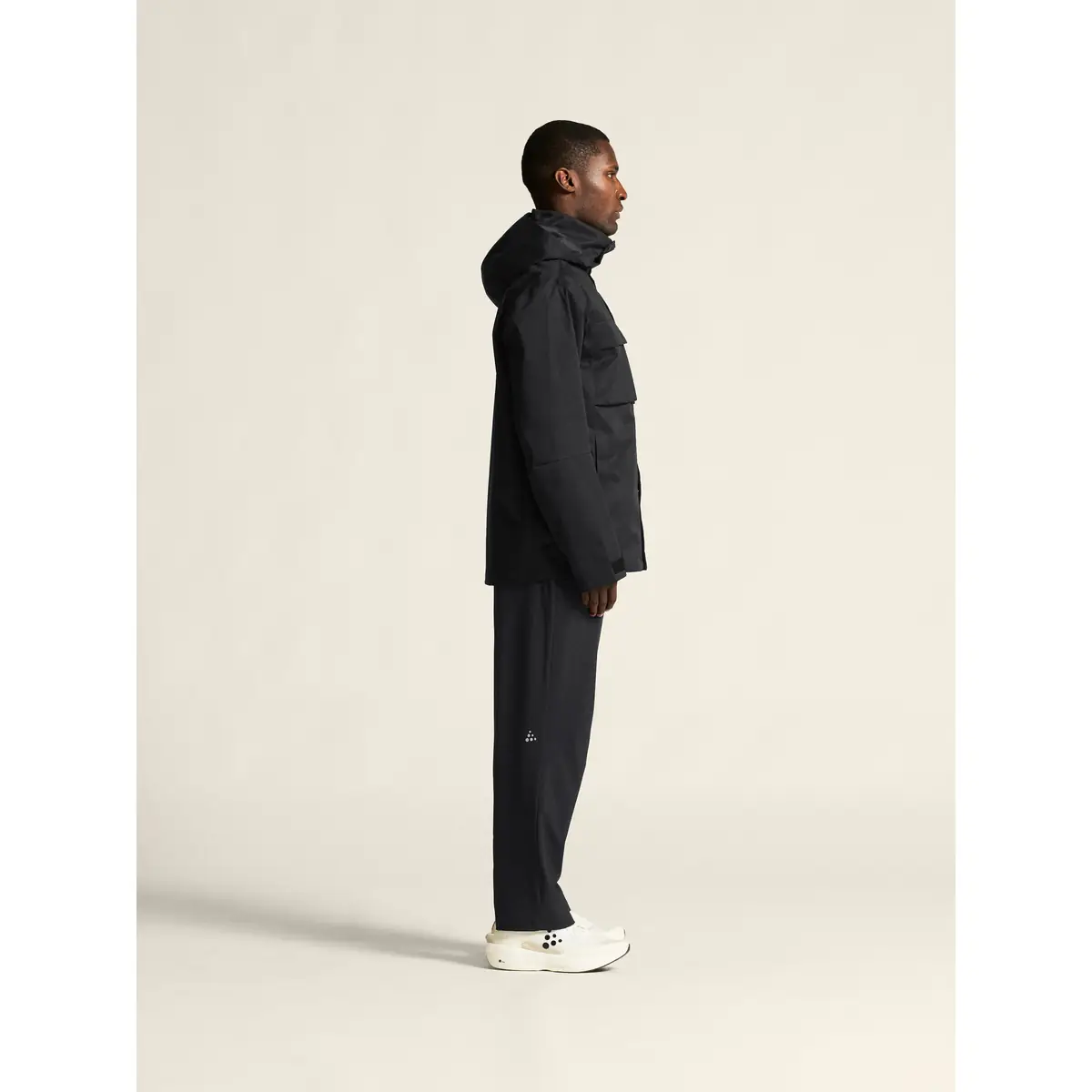 Chaqueta hombre CRAFT URBAN JACKET 1916379 40 Chaqueta hombre CRAFT URBAN JACKET 1916379, Negro, con modelo, lateral de cuerpo completo