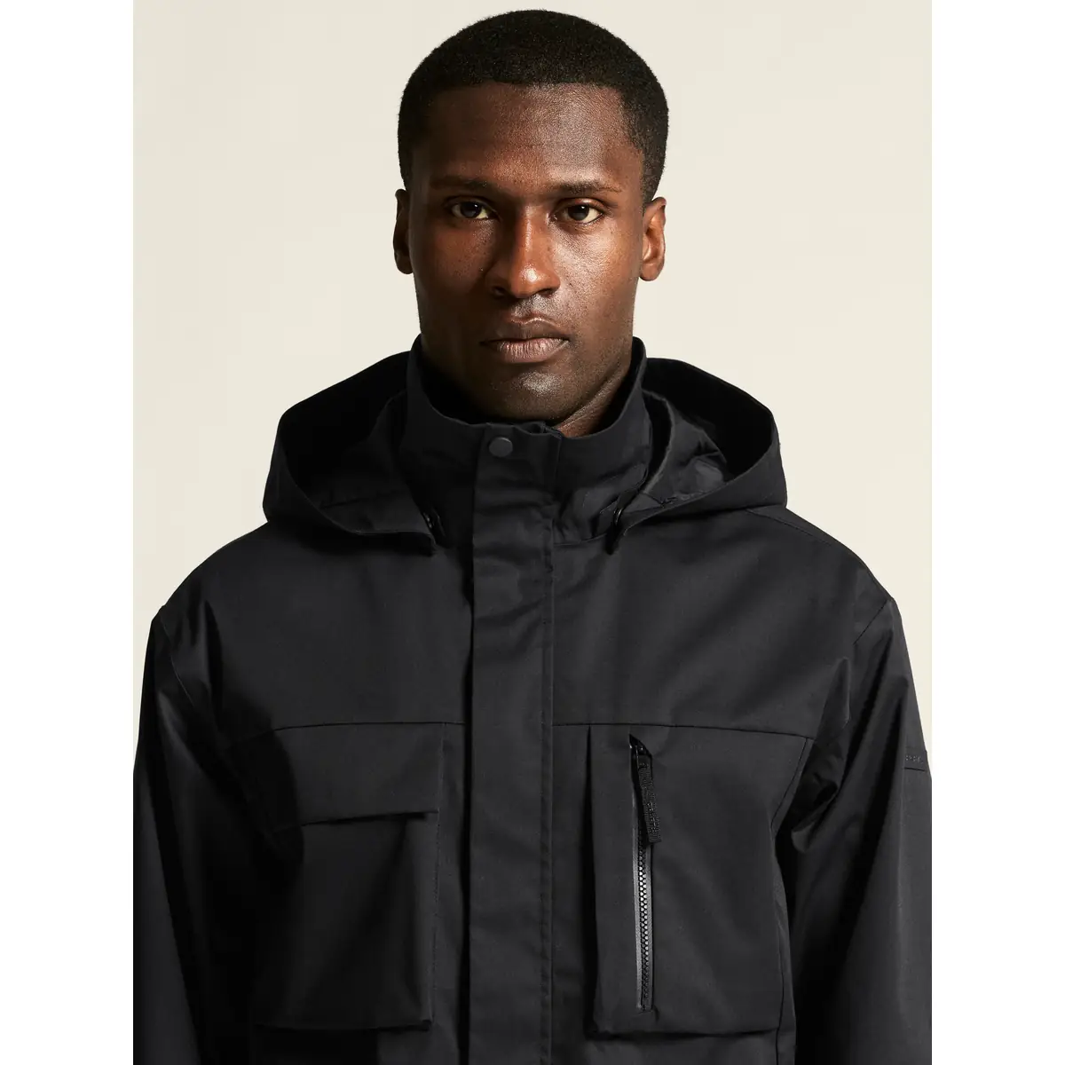 Chaqueta hombre CRAFT URBAN JACKET 1916379 38 Chaqueta hombre CRAFT URBAN JACKET 1916379, Negro, con modelo, detalle frontal de cuello y pecho
