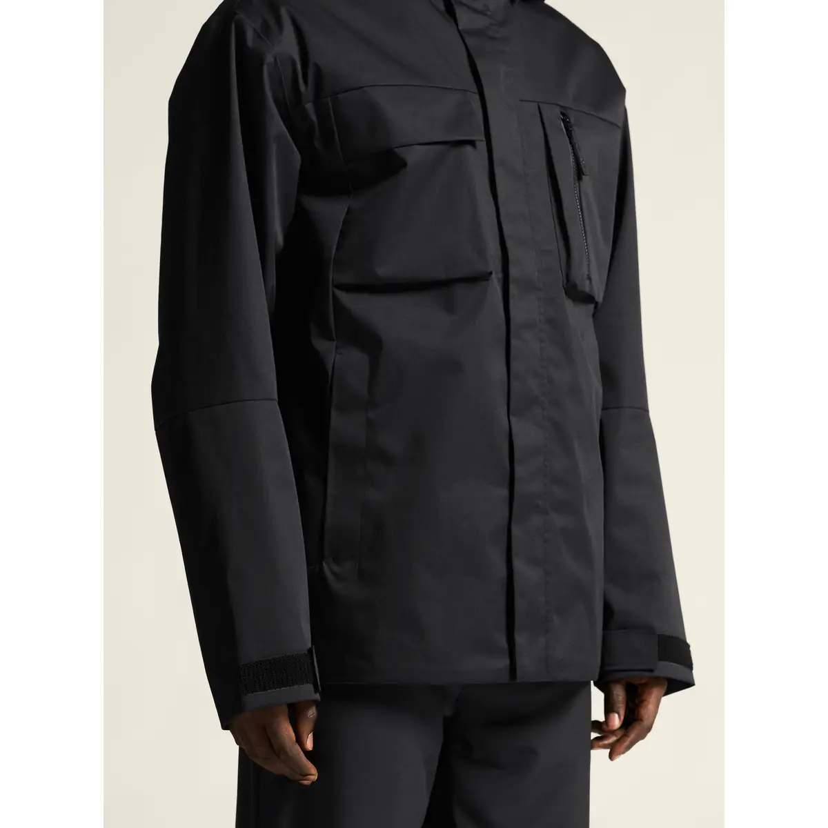 Chaqueta hombre CRAFT URBAN JACKET 1916379 36 Chaqueta hombre CRAFT URBAN JACKET 1916379, Negro, con modelo, detalle de bolsillo y manga