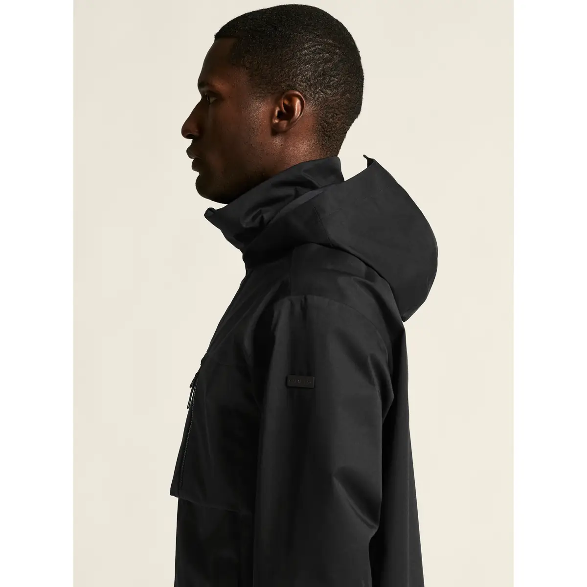 Chaqueta hombre CRAFT URBAN JACKET 1916379 33 Chaqueta hombre CRAFT URBAN JACKET 1916379, Negro, con modelo, detalle lateral de cuello y hombros