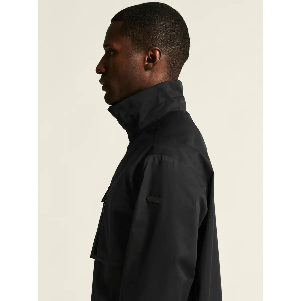 Chaqueta hombre CRAFT URBAN JACKET 1916379 41 Chaqueta hombre CRAFT URBAN JACKET 1916379, Negro, con modelo, detalle lateral del cuello