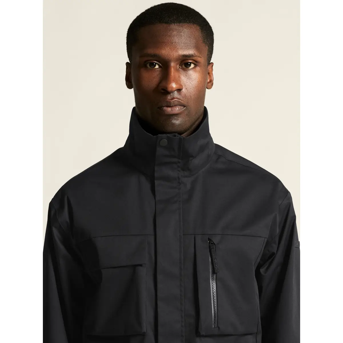 Chaqueta hombre CRAFT URBAN JACKET 1916379 35 Chaqueta hombre CRAFT URBAN JACKET 1916379, Negro, con modelo, detalle frontal de cuello y pecho