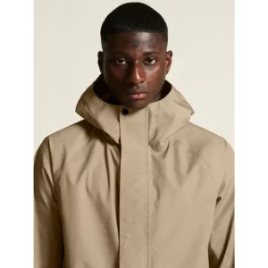 Abrigo unisex CRAFT URBAN SHELL COAT 1916385, Taupe, con modelo, detalle frontal de cuello y pecho