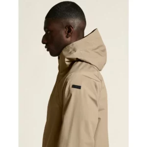 Abrigo unisex CRAFT URBAN SHELL COAT 1916385, Taupe, con modelo, detalle lateral de cuello y hombros