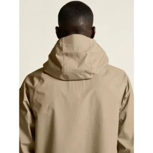 Abrigo unisex CRAFT URBAN SHELL COAT 1916385, Taupe, con modelo, detalle posterior de capucha y hombros