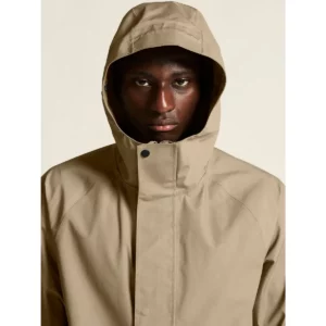 Abrigo unisex CRAFT URBAN SHELL COAT 1916385, Taupe, con modelo, detalle frontal de la capucha