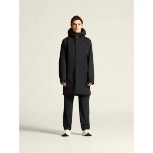 Abrigo unisex CRAFT URBAN SHELL COAT 1916385, Negro, con modelo, vista frontal de cuerpo completo