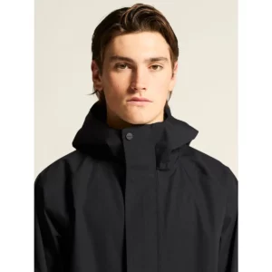 Abrigo unisex CRAFT URBAN SHELL COAT 1916385, Negro, con modelo, detalle frontal de cuello y pecho