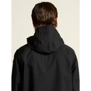 Abrigo unisex CRAFT URBAN SHELL COAT 1916385, Negro, con modelo, detalle posterior de capucha y hombros