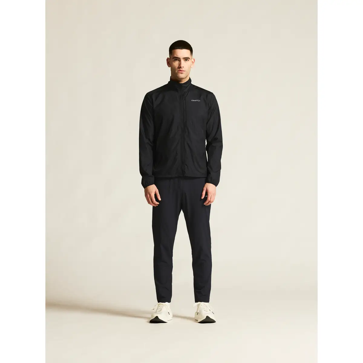 Cortavientos hombre CRAFT ESSENCE WIND JACKET 2 C17235 7 Cortavientos hombre CRAFT ESSENCE WIND JACKET 2 C17235, Negro, con modelo, vista frontal de cuerpo completo