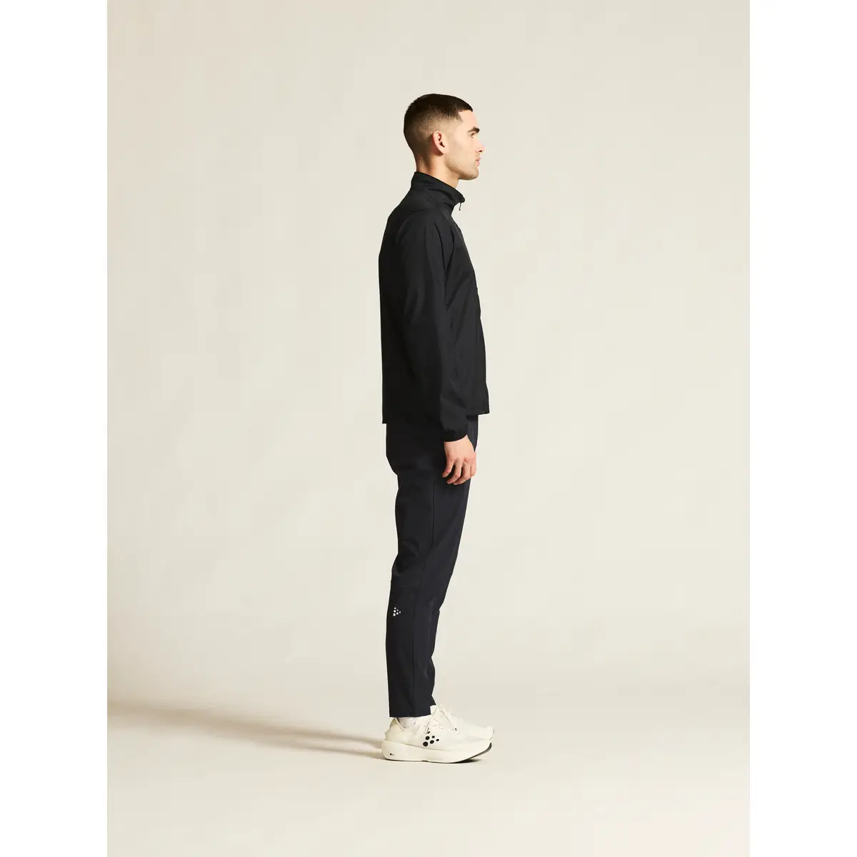 Cortavientos hombre CRAFT ESSENCE WIND JACKET 2 C17235 10 Cortavientos hombre CRAFT ESSENCE WIND JACKET 2 C17235, Negro, con modelo, lateral de cuerpo completo