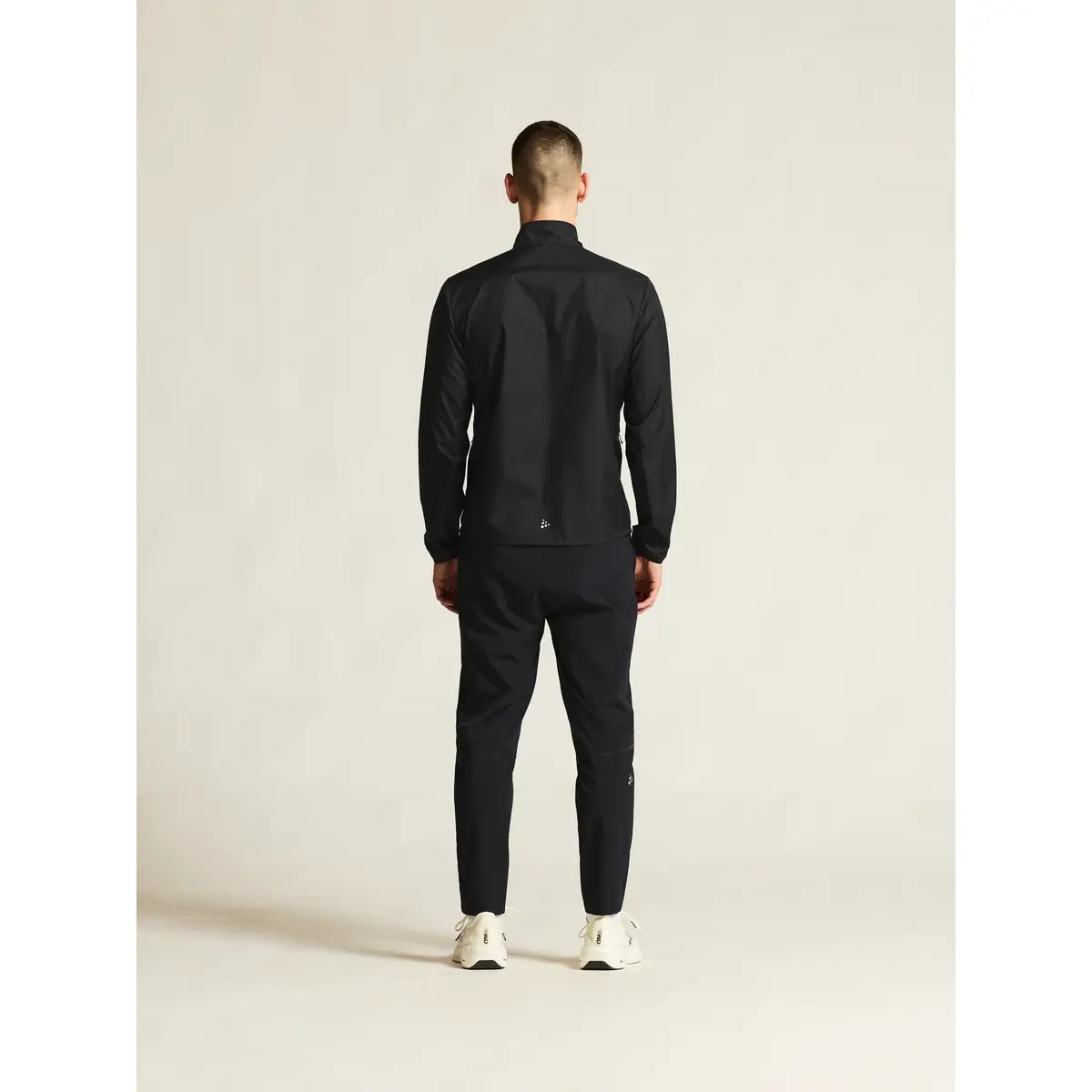 Cortavientos hombre CRAFT ESSENCE WIND JACKET 2 C17235 11 Cortavientos hombre CRAFT ESSENCE WIND JACKET 2 C17235, Negro, con modelo, vista posterior de cuerpo completo