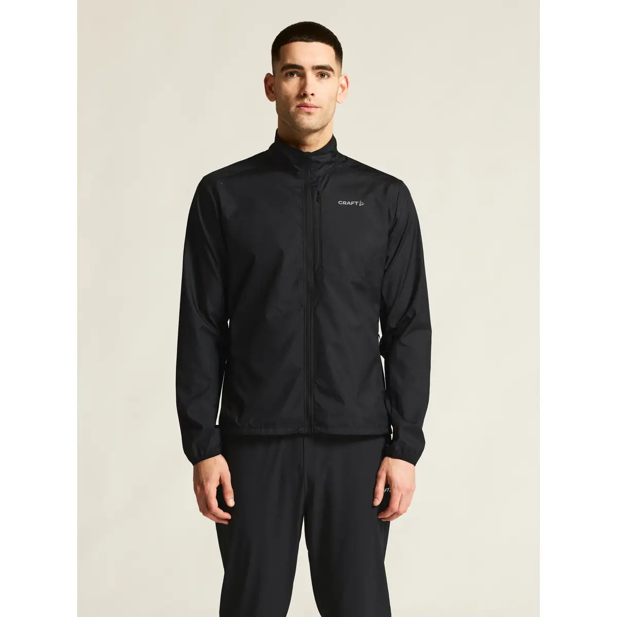 Cortavientos hombre CRAFT ESSENCE WIND JACKET 2 C17235 1 Cortavientos hombre CRAFT ESSENCE WIND JACKET 2 C17235, Negro, vista frontal con modelo