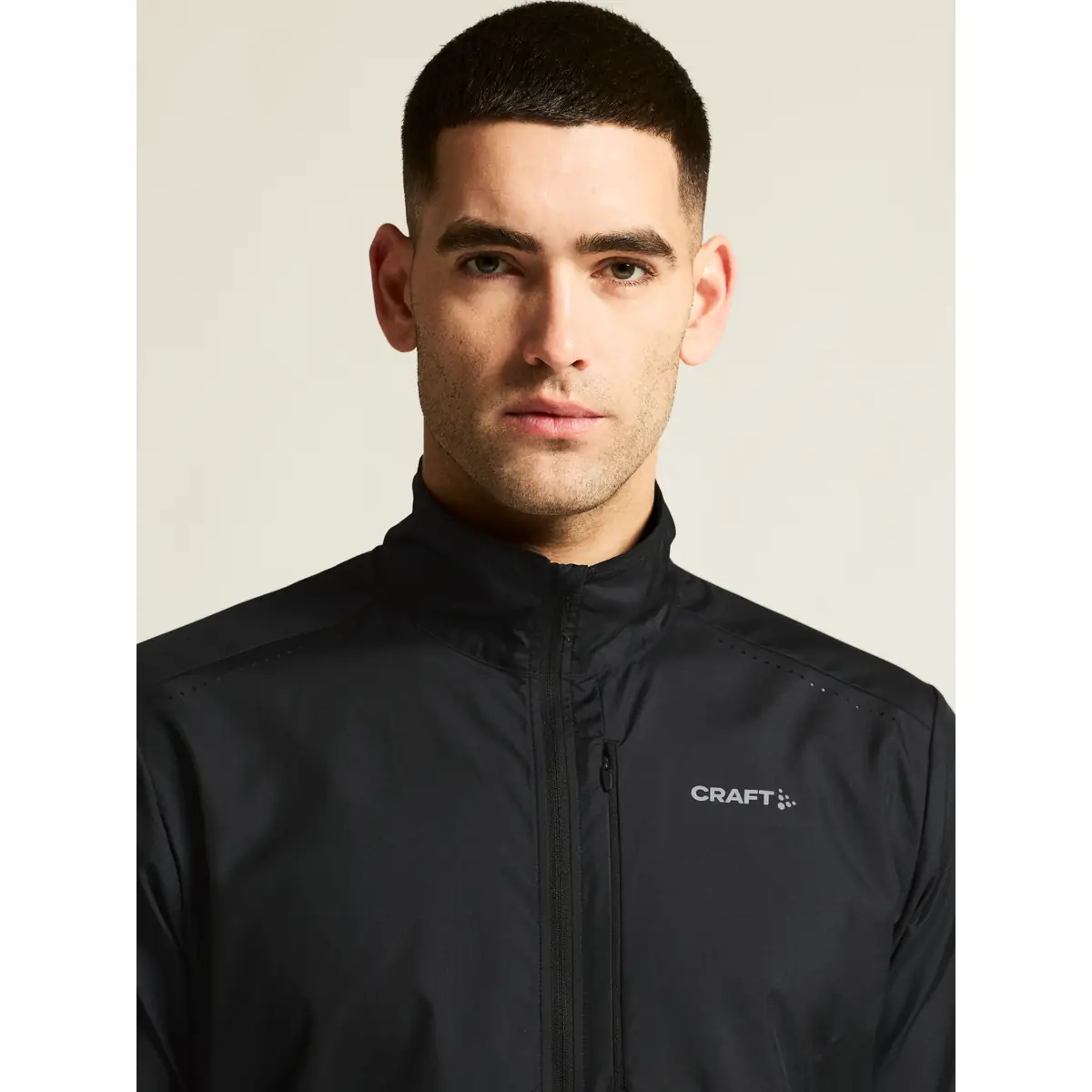 Cortavientos hombre CRAFT ESSENCE WIND JACKET 2 C17235 12 Cortavientos hombre CRAFT ESSENCE WIND JACKET 2 C17235, Negro, con modelo, detalle frontal de cuello y pecho