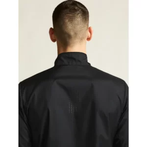 Cortavientos hombre CRAFT ESSENCE WIND JACKET 2 C17235, Negro, con modelo, detalle posterior de cuello y espalda