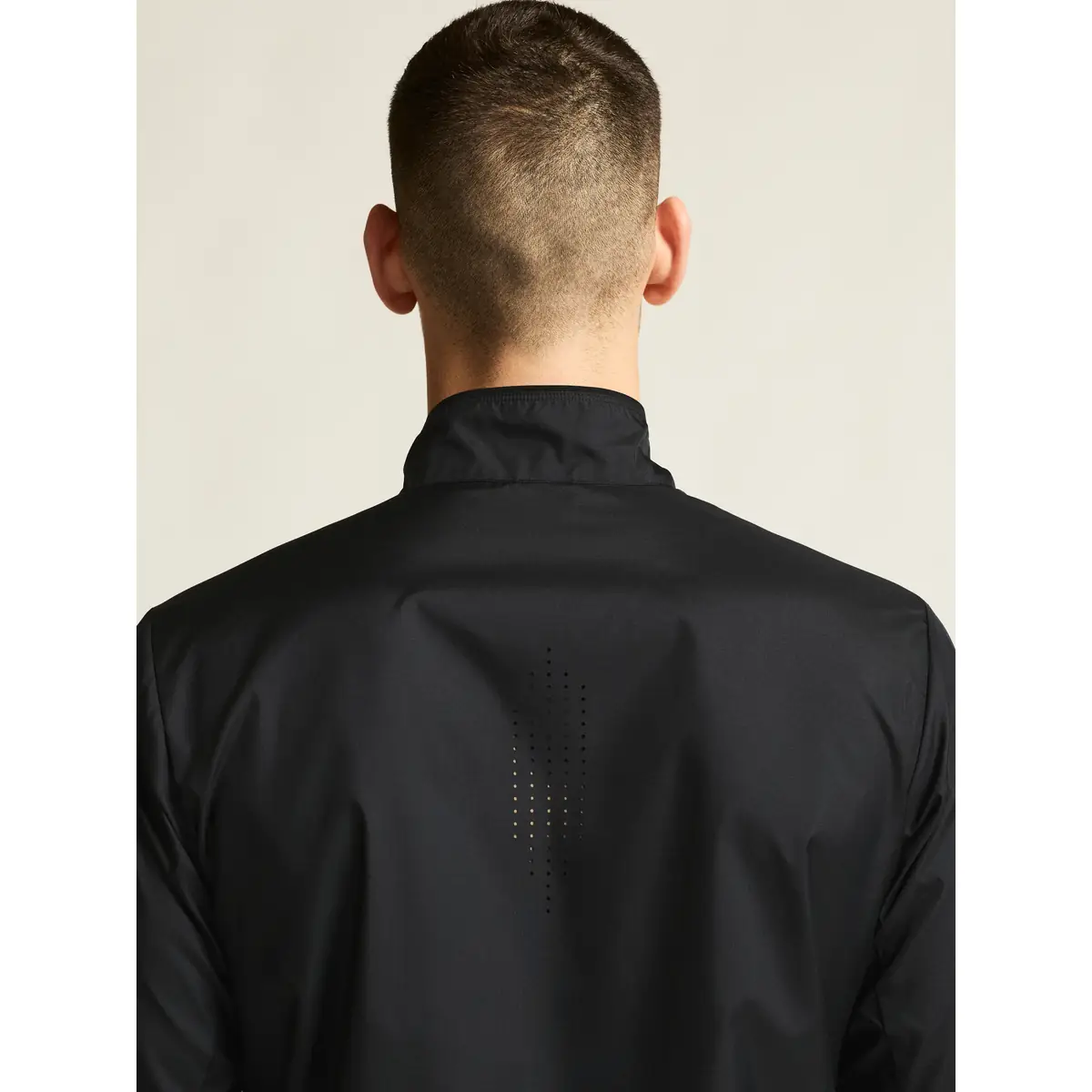 Cortavientos hombre CRAFT ESSENCE WIND JACKET 2 C17235 2 Cortavientos hombre CRAFT ESSENCE WIND JACKET 2 C17235, Negro, con modelo, detalle posterior de cuello y espalda