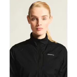 Cortavientos mujer CRAFT ESSENCE WIND JACKET 2 C17236, Negro, con modelo, detalle frontal de cuello y pecho