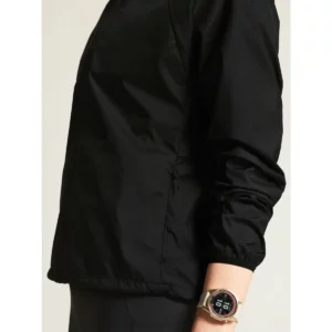 Cortavientos mujer CRAFT ESSENCE WIND JACKET 2 C17236, Negro, con modelo, detalle del bolsillo y manga