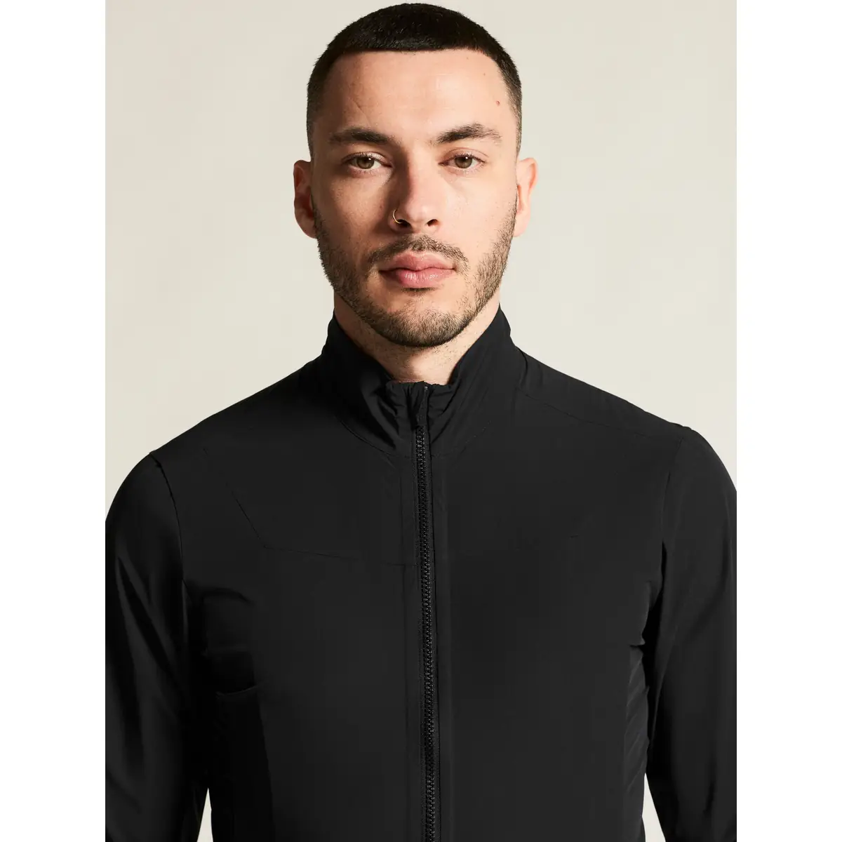 Cortavientos hombre CRAFT ENDUR LIGHT WIND JACKET C17325 11 Cortavientos hombre CRAFT ENDUR LIGHT WIND JACKET C17325, Negro, con modelo, detalle frontal de cuello y pecho