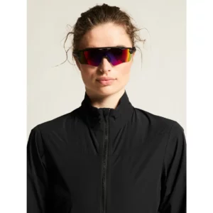 Cortavientos mujer CRAFT ENDUR LIGHT WIND JACKET C17326, Negro, con modelo, detalle frontal de cuello y pecho
