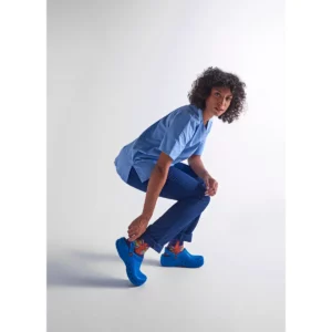 Persona con el calzado Dian EVA en color azul