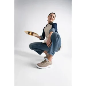 Persona con la zapatilla Dian SEUL en color beige.