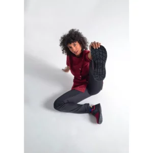 Persona con la zapatilla Dian SIENA TEX en color rojo.