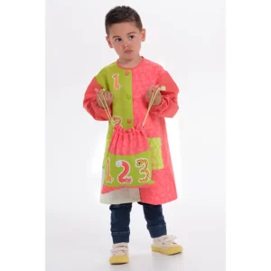 Bata infantil números Dyneke 0135857: vista frontal con modelo y bolsa a juego.
