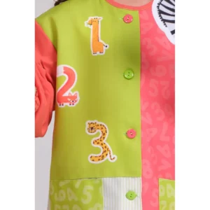 Bata infantil números Dyneke 0135857: detalle de los botones y el estampado.