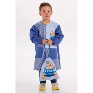 Bata infantil Taxi drivers Dyneke 0137891: vista frontal con modelo y bolsa a juego.