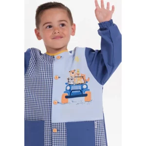 Bata infantil Taxi drivers Dyneke 0137891: detalle de cuello y estampado con modelo.