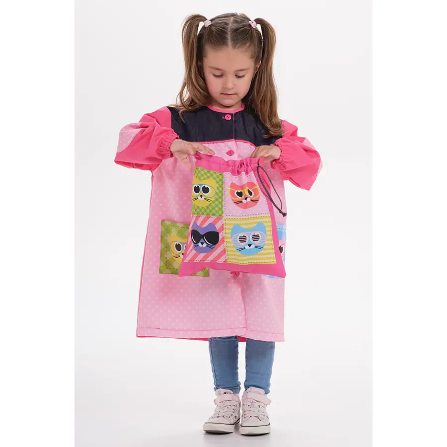 Bata infantil Dyneke 0140871 gatos 3D 2 Bata infantil gatos 3D Dyneke 0140871: vista frontal con modelo.