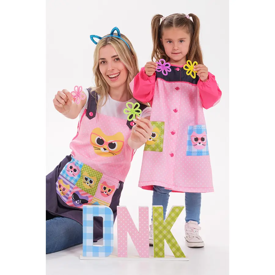 Bata infantil Dyneke 0140871 gatos 3D 4 Bata infantil gatos 3D Dyneke 0140871: conjunto infantil y de adulto.