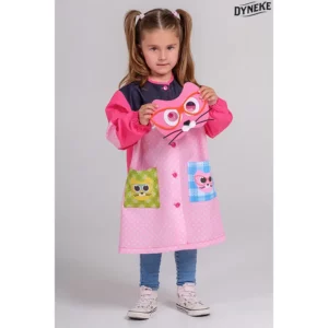 Bata infantil gatos 3D Dyneke 0140871: vista frontal con modelo.