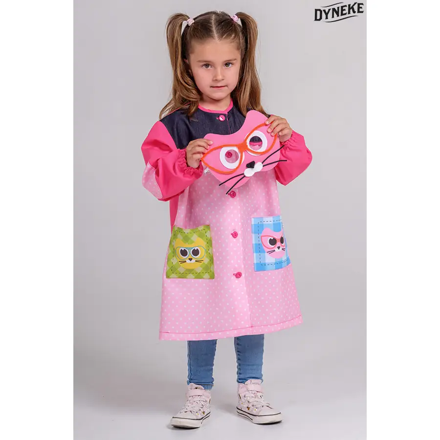 Bata infantil Dyneke 0140871 gatos 3D 1 Bata infantil gatos 3D Dyneke 0140871: vista frontal con modelo.