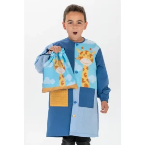 Bata infantil jirafa Dyneke 0171891: vista frontal con modelo y bolsa a juego.