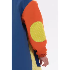 Bata infantil pistacho números Dyneke 0172872: detalle de la manga y codera.