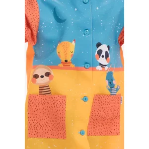 Bata infantil animales zoo Dyneke 0173851: detalle frontal de bolsillos y estampado.