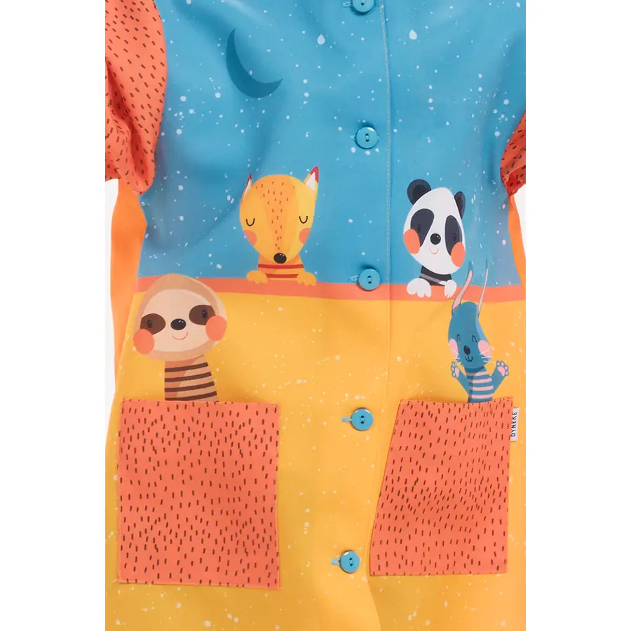 Bata infantil Dyneke 0173851 animales zoo 4 Bata infantil animales zoo Dyneke 0173851: detalle frontal de bolsillos y estampado.