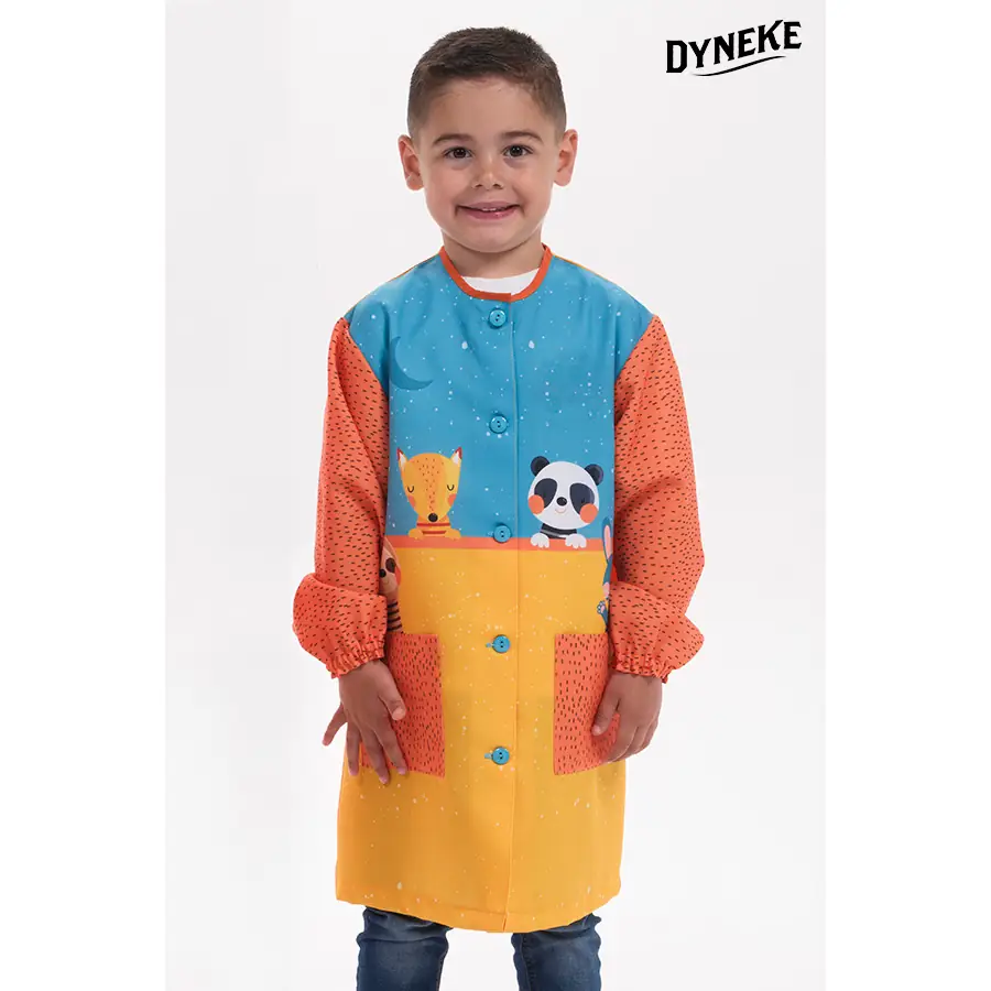 Bata infantil Dyneke 0173851 animales zoo 1 Bata infantil animales zoo Dyneke 0173851: vista frontal con modelo.