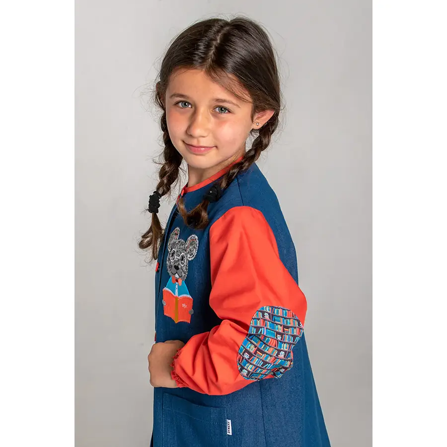 Bata infantil Dyneke 0178773 ratoncito 2 Bata infantil ratoncito Dyneke 0178773: vista de tres cuartos con modelo.
