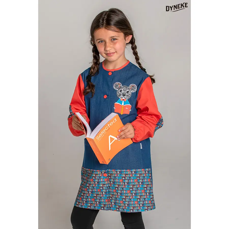Bata infantil Dyneke 0178773 ratoncito 1 Bata infantil ratoncito Dyneke 0178773: vista frontal con modelo.