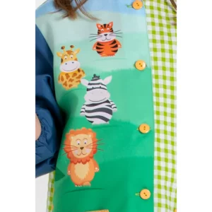 Bata infantil verde be happy Dyneke 0183971: detalle de botones y estampado.