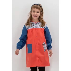 Bata infantil bordado dalmata Dyneke 0185857: vista frontal con modelo.