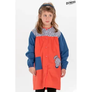 Bata infantil bordado dalmata Dyneke 0185857: vista frontal con modelo.