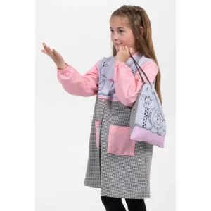 Bata intantil animales Dyneke 0189247: vista de tres cuartos con modelo y bolsa a juego.